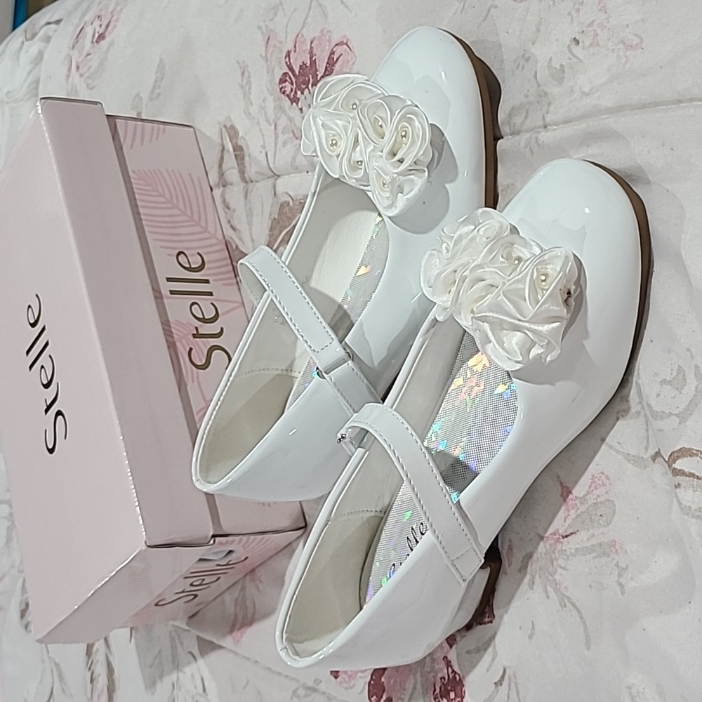 Like new girls white dress shoes worn once size 2 with box